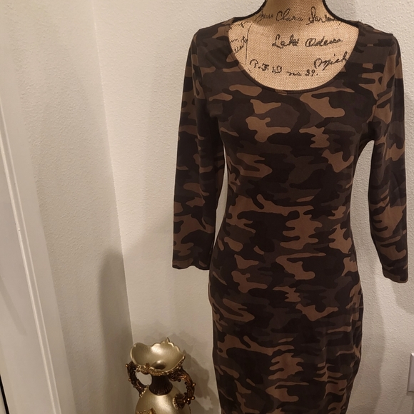 New York & Company Street Soho Women's 3/4 sleeves midi bodycorn camo dress - Picture 5 of 14
